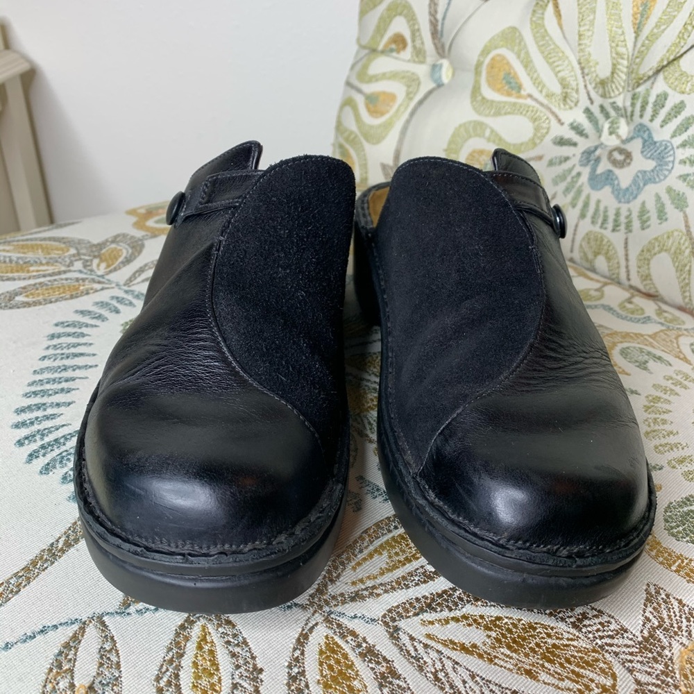 NAOT WOMENS Black LEATHER Sz 8 Mule Clog Suede - Picture 2 of 4